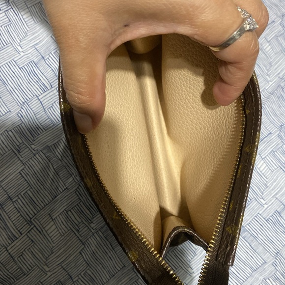 Lv toiletry 15 Authentic ✅ have cracks on the side canvass and clean inside ❤️ - Picture 8 of 11